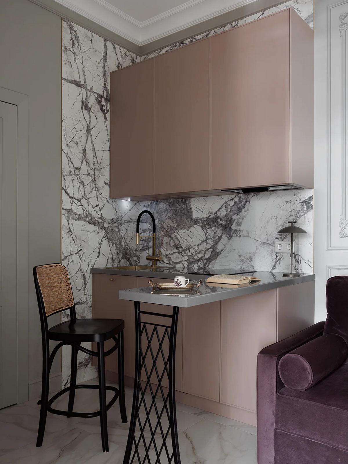 Új életet lehelt a lakberendező egy régi lakásba: antik cserépkályha és stukkó