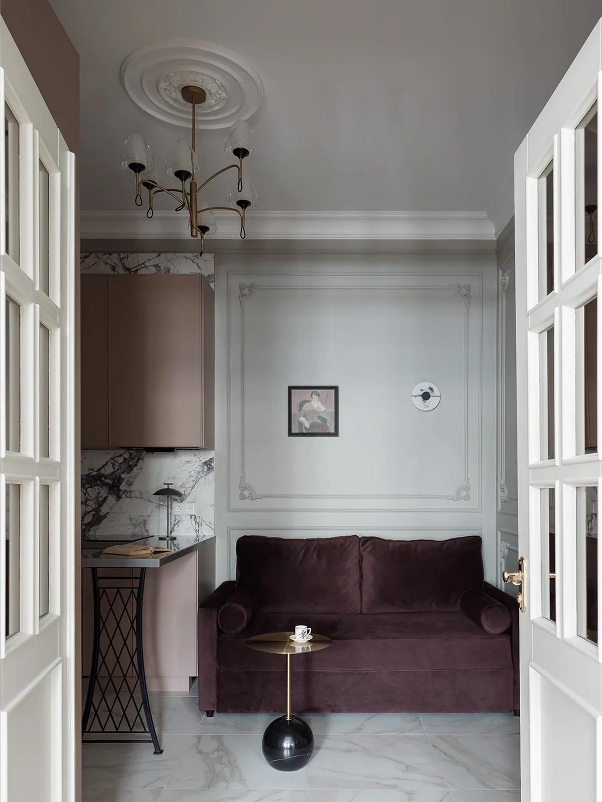 Új életet lehelt a lakberendező egy régi lakásba: antik cserépkályha és stukkó