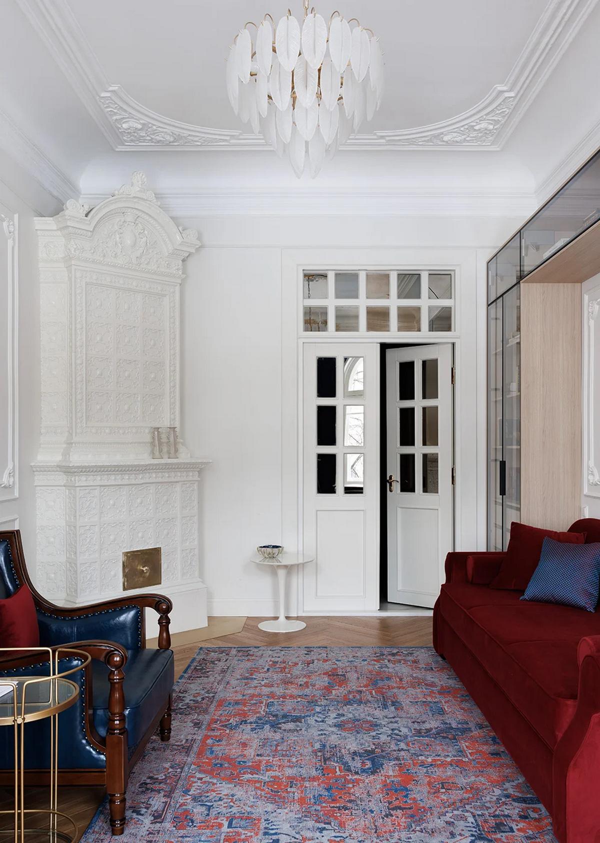 Új életet lehelt a lakberendező egy régi lakásba: antik cserépkályha és stukkó