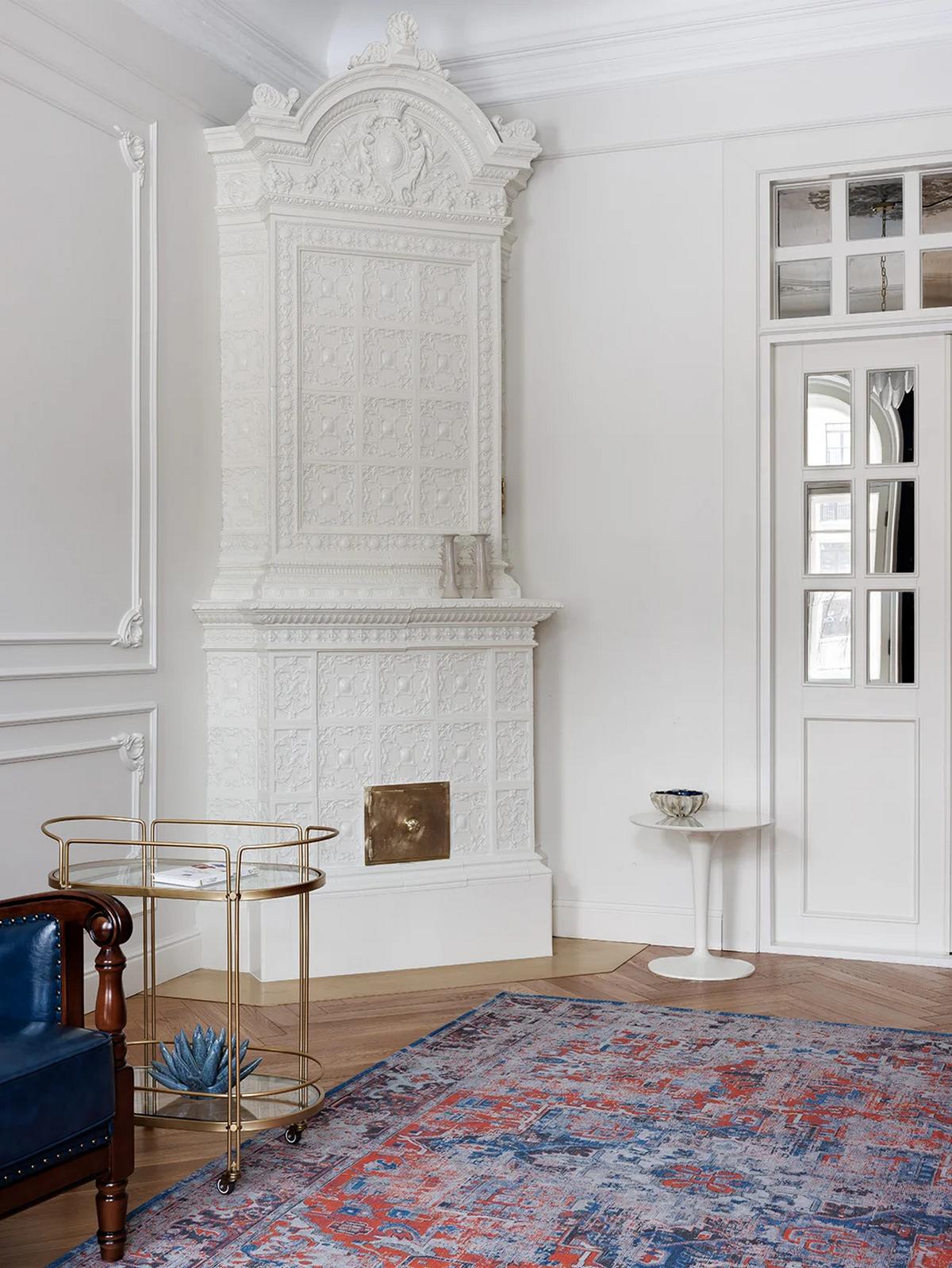 Új életet lehelt a lakberendező egy régi lakásba: antik cserépkályha és stukkó