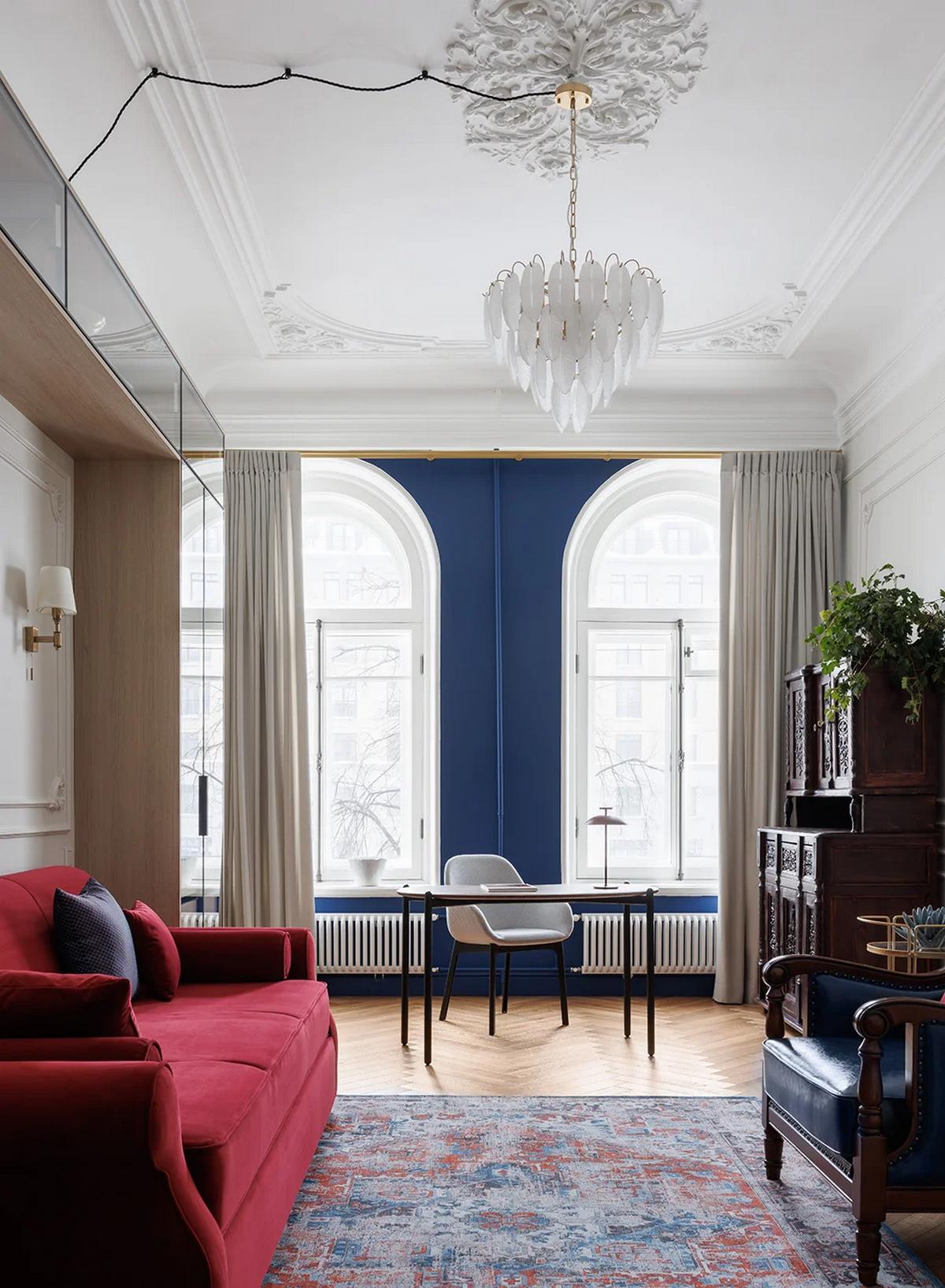 Új életet lehelt a lakberendező egy régi lakásba: antik cserépkályha és stukkó