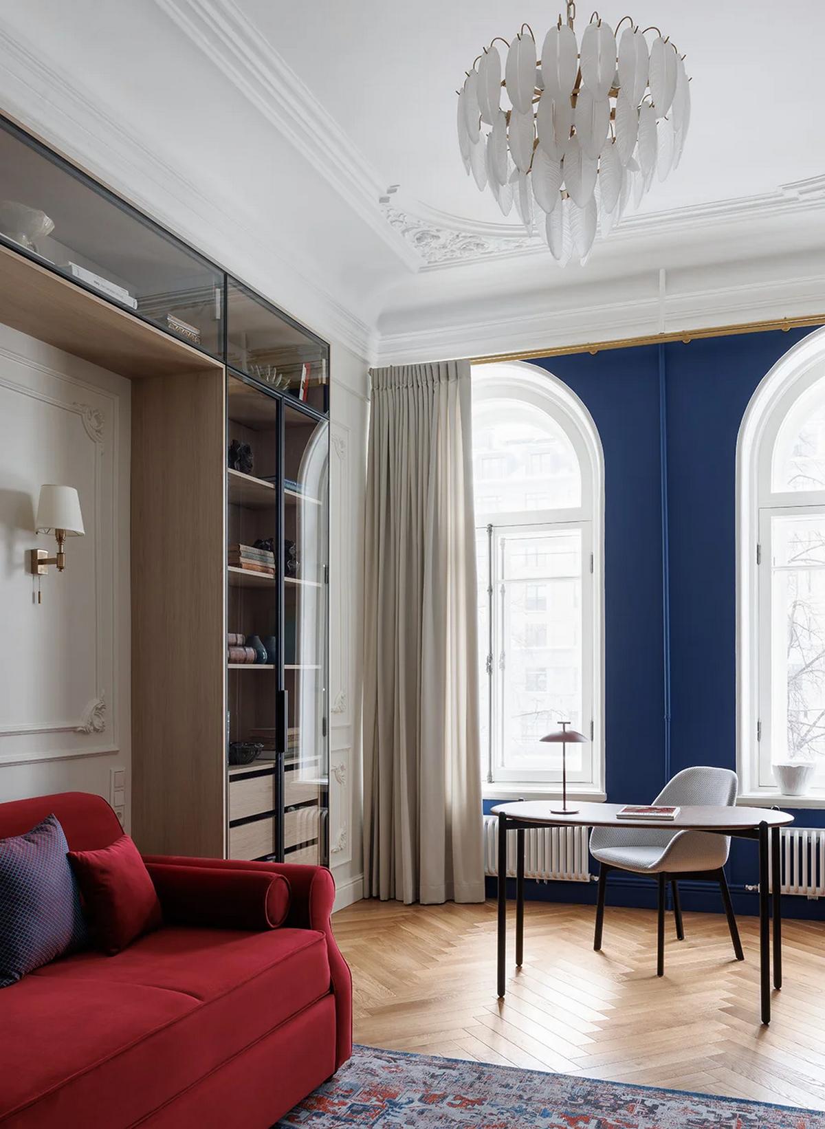 Új életet lehelt a lakberendező egy régi lakásba: antik cserépkályha és stukkó