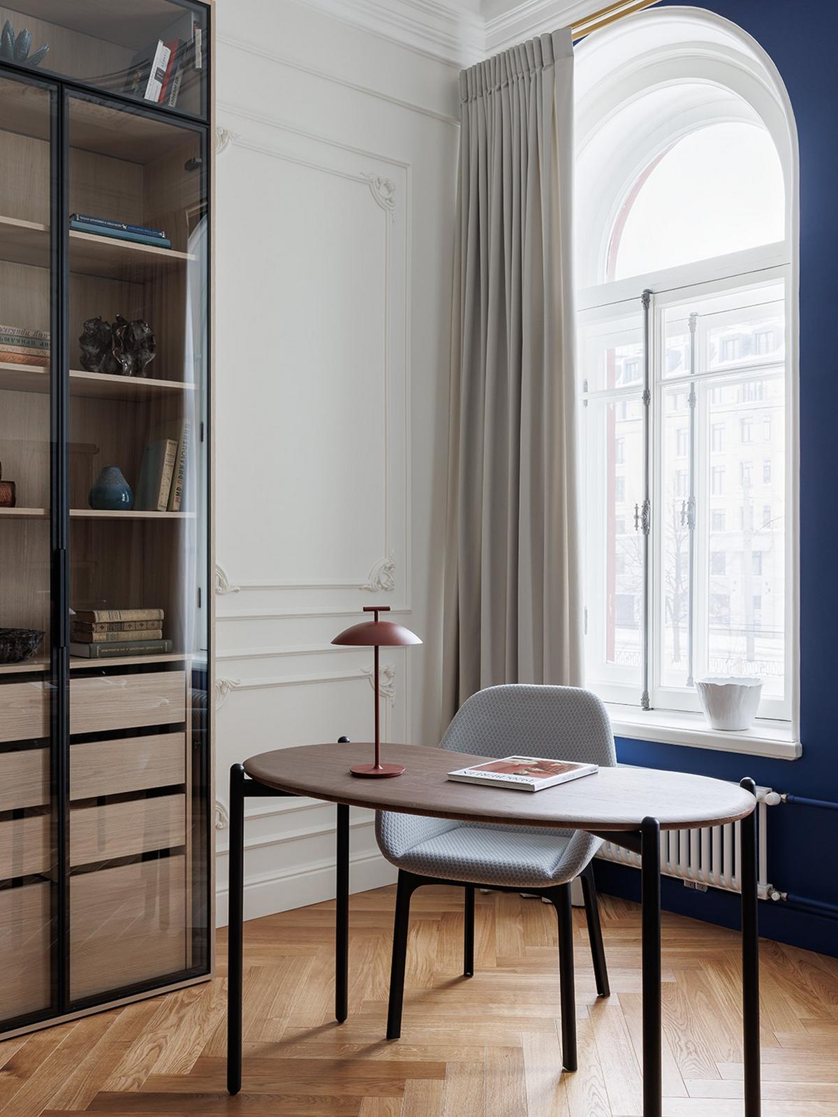 Új életet lehelt a lakberendező egy régi lakásba: antik cserépkályha és stukkó