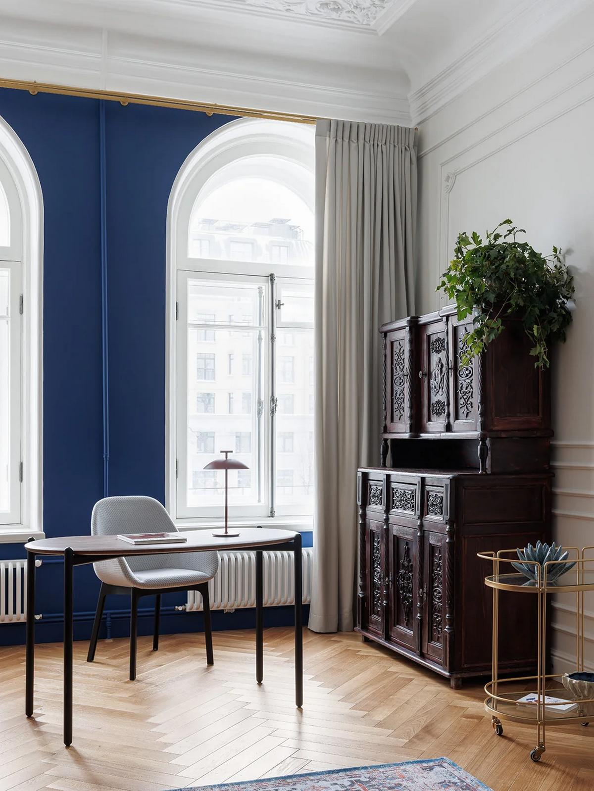 Új életet lehelt a lakberendező egy régi lakásba: antik cserépkályha és stukkó