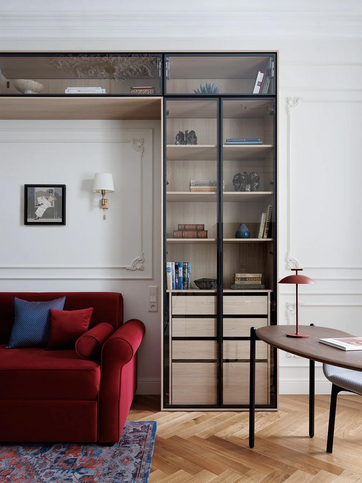 Új életet lehelt a lakberendező egy régi lakásba: antik cserépkályha és stukkó