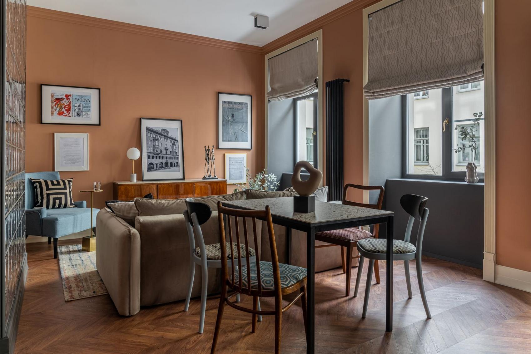 Üvegtégla, meleg terrakotta szín, római roló és egy kis retro hangulat