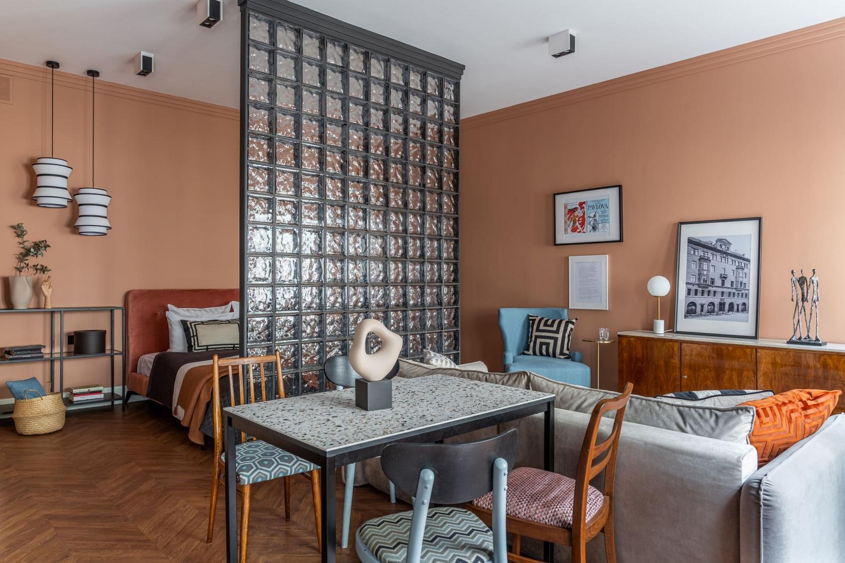 Üvegtégla, meleg terrakotta szín, római roló és egy kis retro hangulat