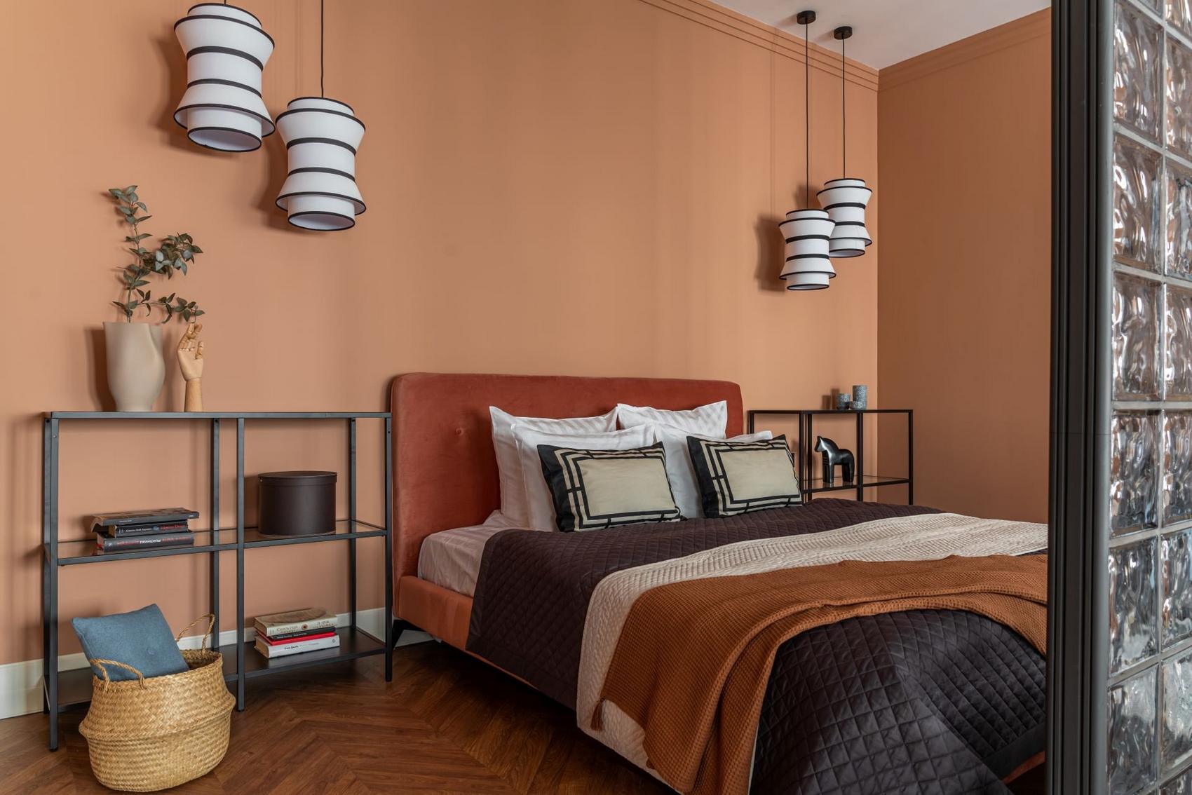 Üvegtégla, meleg terrakotta szín, római roló és egy kis retro hangulat