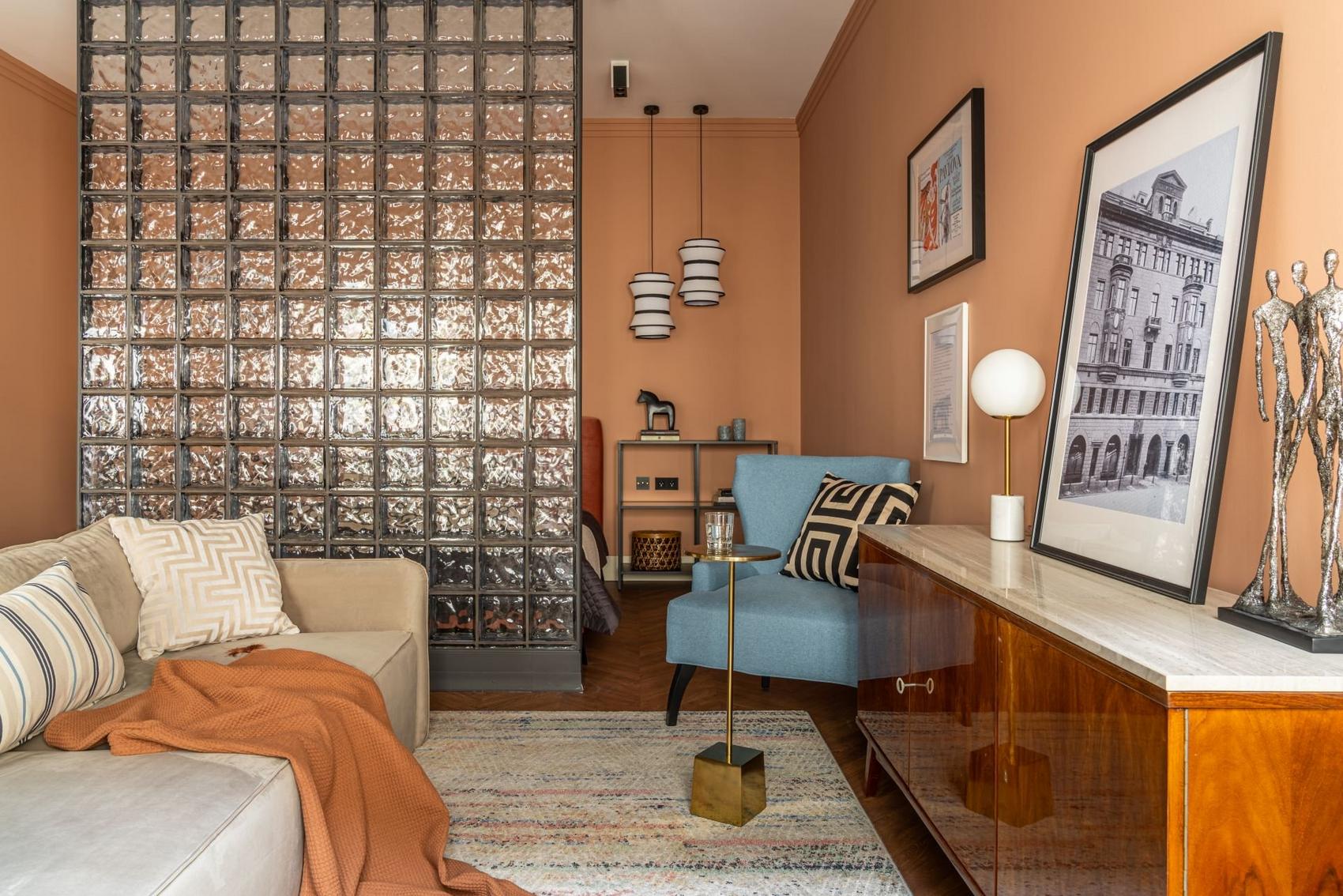 Üvegtégla, meleg terrakotta szín, római roló és egy kis retro hangulat