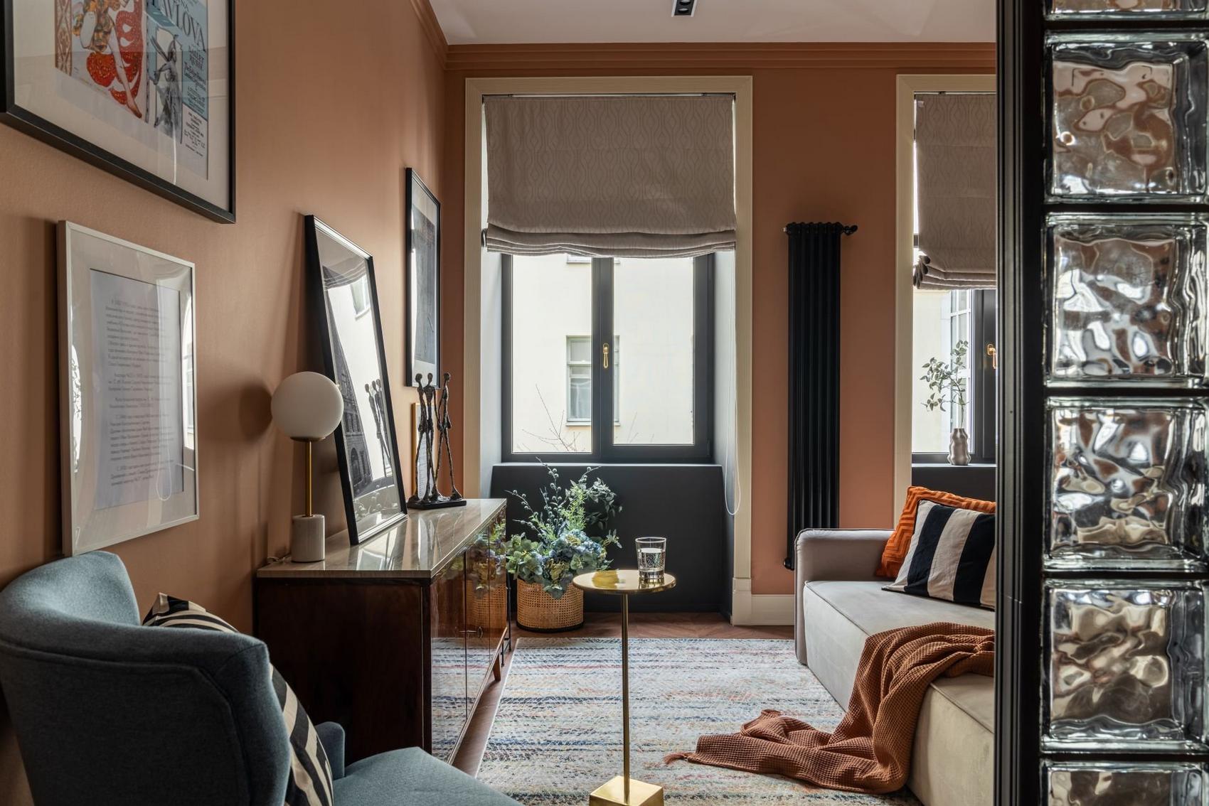 Üvegtégla, meleg terrakotta szín, római roló és egy kis retro hangulat