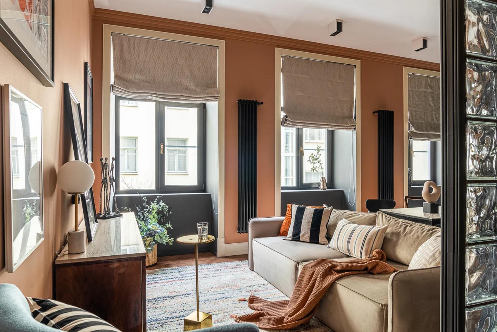 Üvegtégla, meleg terrakotta szín, római roló és egy kis retro hangulat