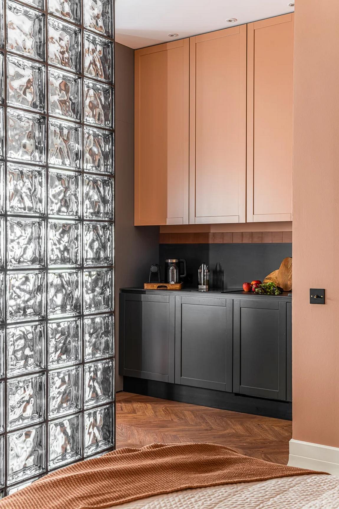 Üvegtégla, meleg terrakotta szín, római roló és egy kis retro hangulat