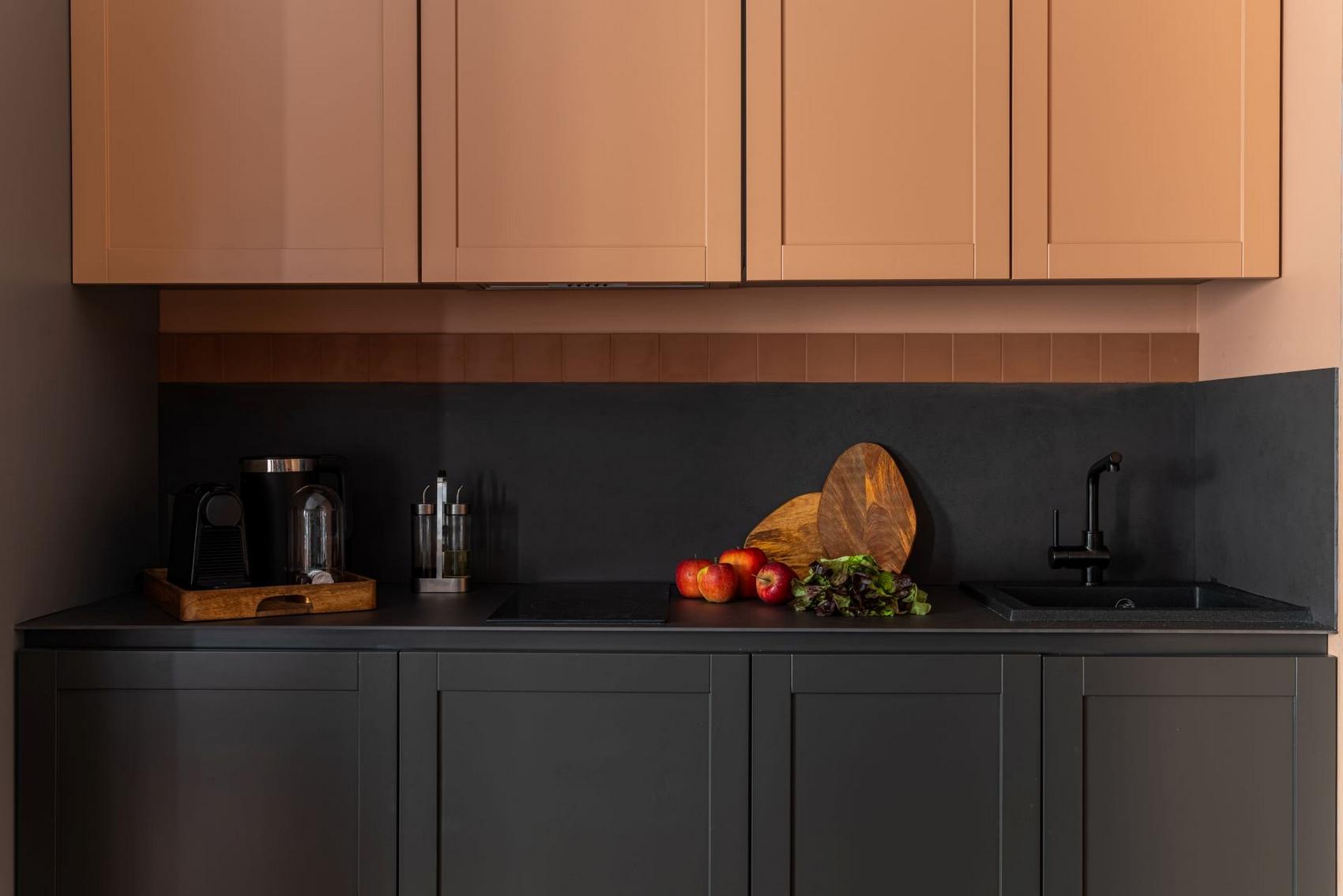 Üvegtégla, meleg terrakotta szín, római roló és egy kis retro hangulat