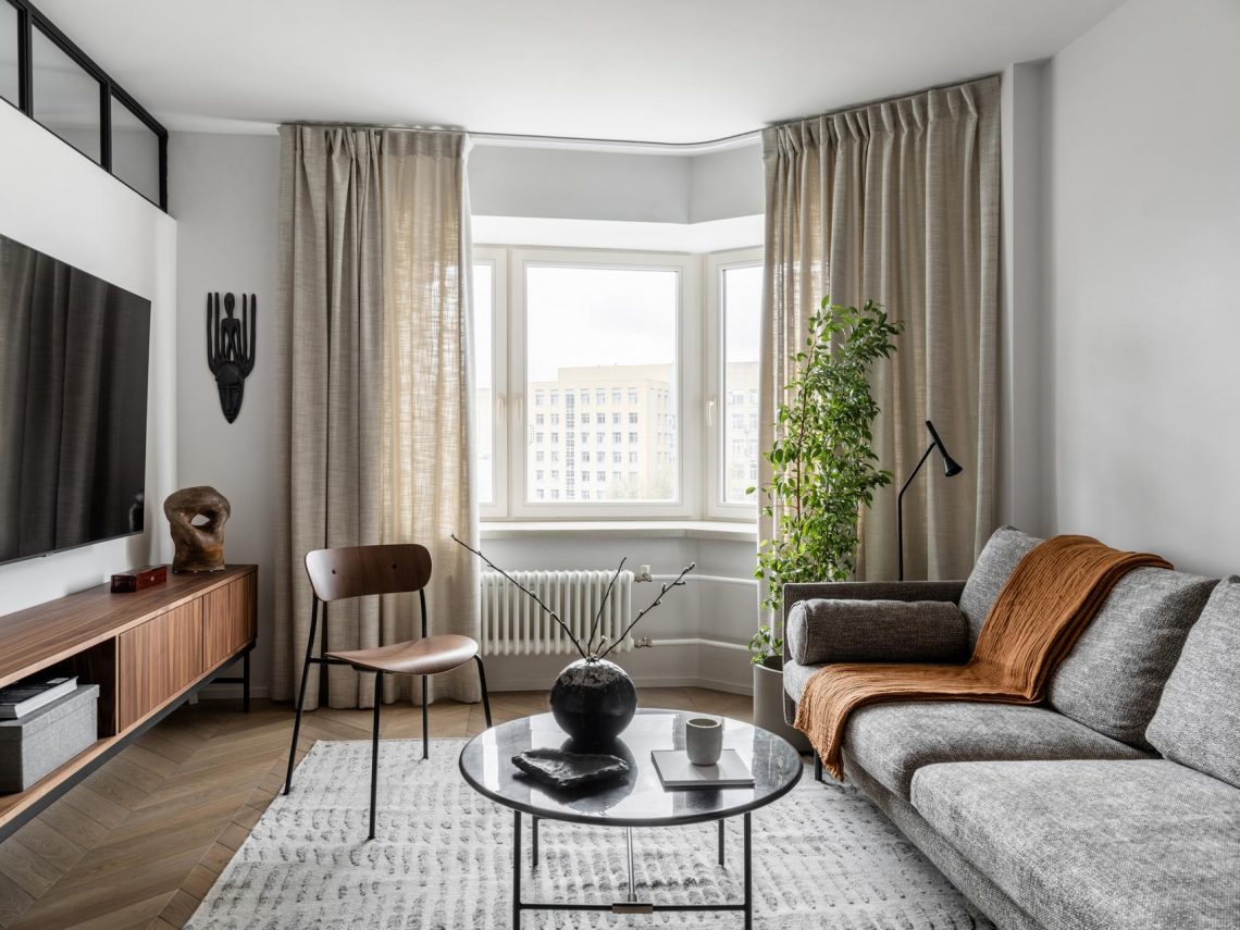 Világos, légies fehér és fa lakásberendezés