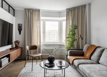 Világos, légies fehér és fa lakásberendezés