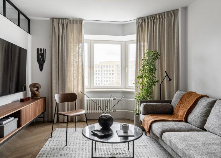 Világos, légies fehér és fa lakásberendezés