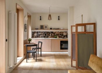 Zen szellemben berendezett kis földszinti, kertkapcsolatos lakás