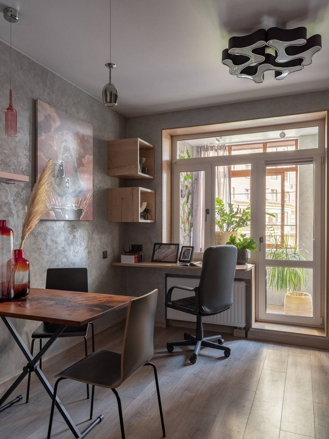 A falak dekoratív vakolata rusztikus loft jellegű, amelyet a lágy rózsaszín részletek finomítanak