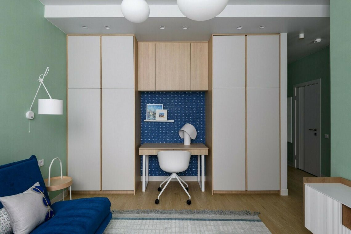 Színes egyszobás lakás rengeteg tárolóhellyel