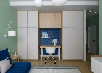 Színes egyszobás lakás rengeteg tárolóhellyel