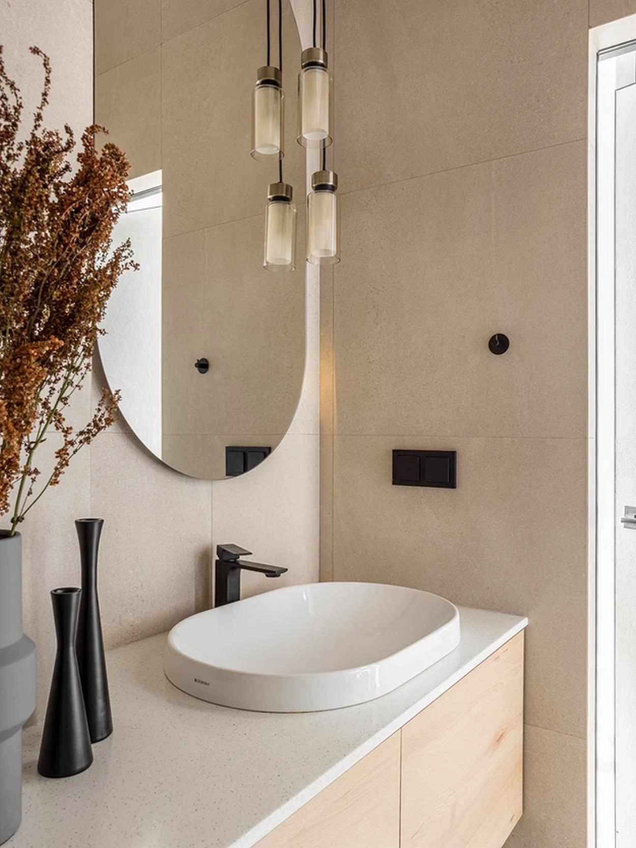 Minimalista enteriőr izgalmas megoldásokkal, kis penthouse