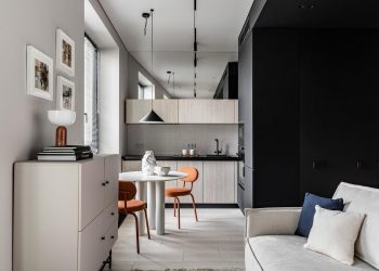 Bevállaltak néhány merész fekete felületet ebben a kis lakásban