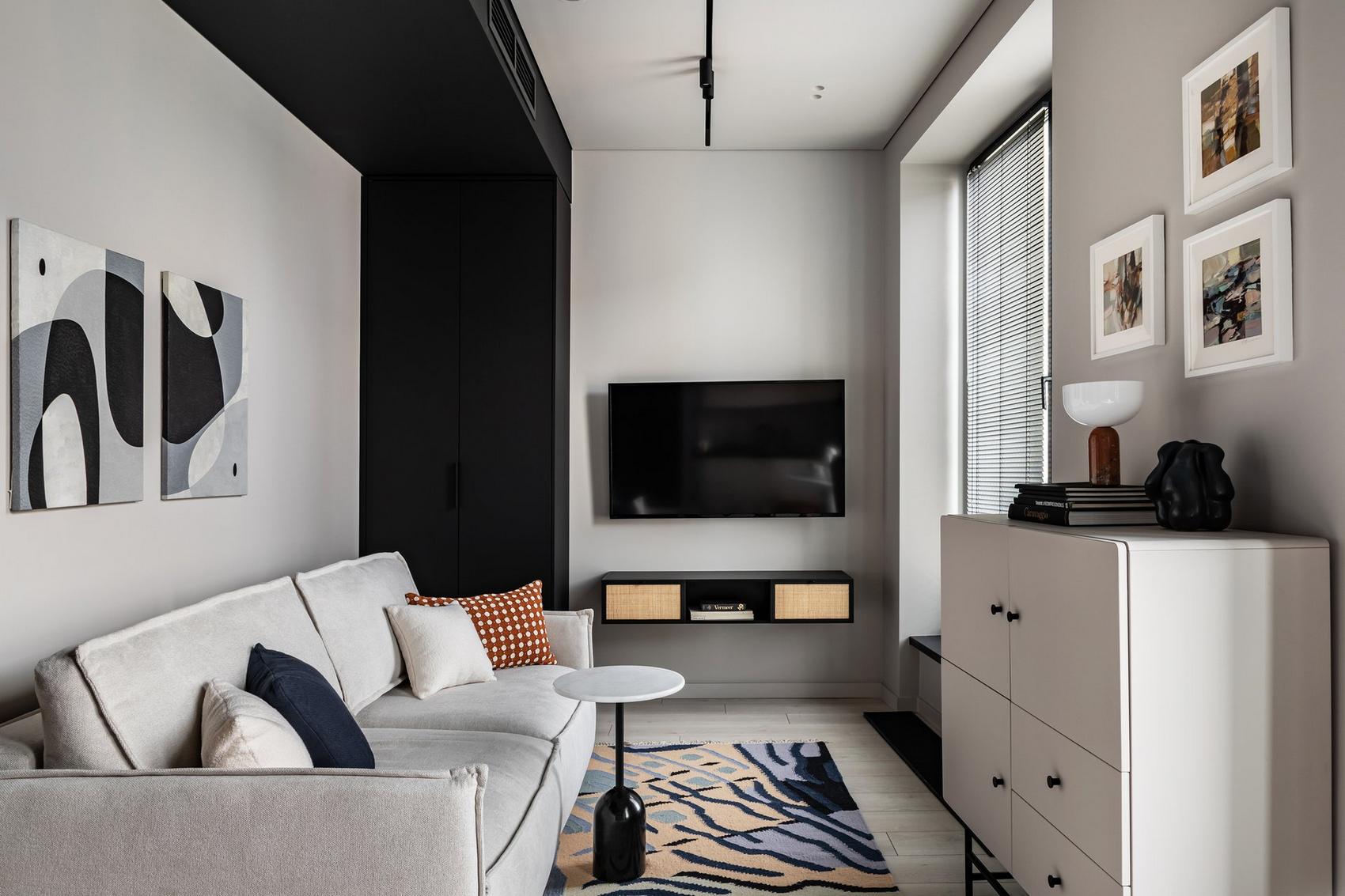 Bevállaltak néhány merész fekete felületet ebben a kis lakásban Bevállaltak néhány merész fekete felületet ebben a kis lakásban