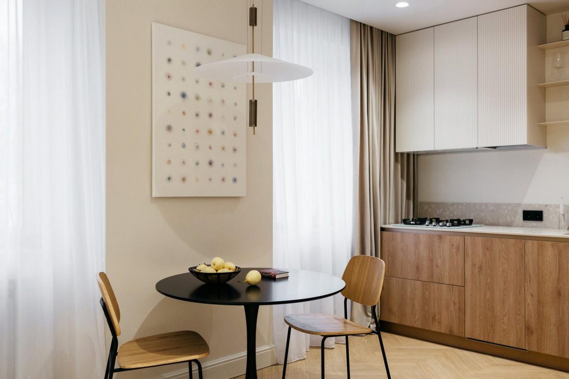 Bézs monokróm lakás fiatal lánynak: időtlen, univerzális dizájn