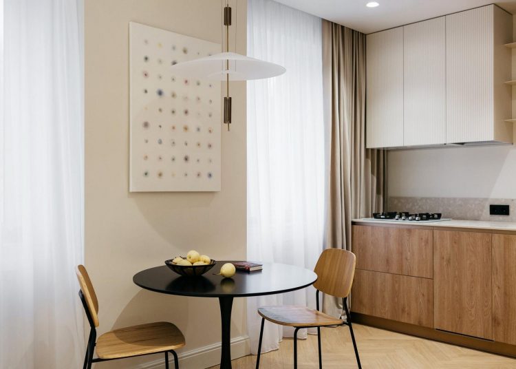 Bézs monokróm lakás fiatal lánynak: időtlen, univerzális dizájn