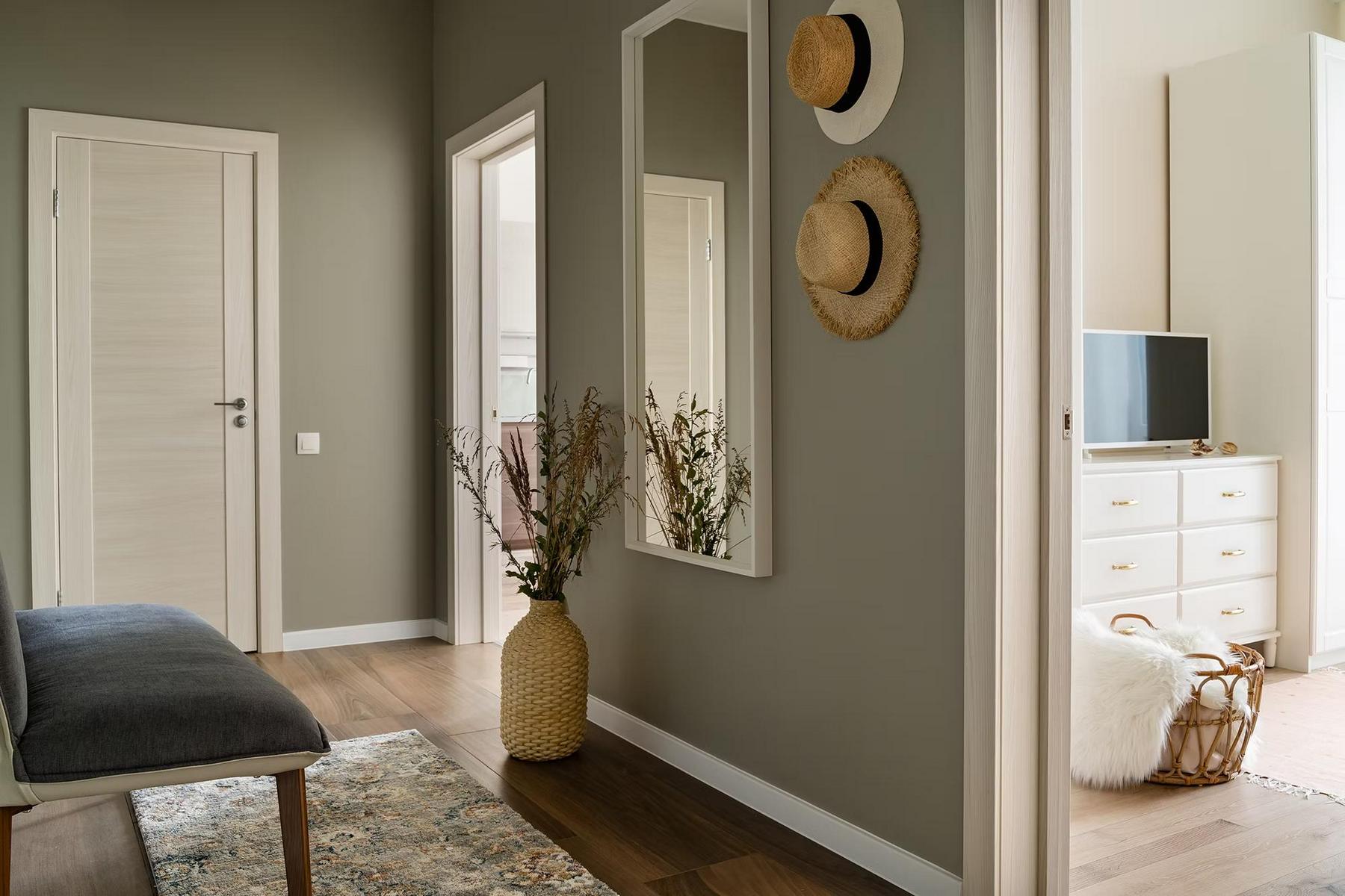 Bohém stílus, barátságos és otthonos enteriőr fiatal nő egyszobás lakásában Bohém stílus, barátságos és otthonos enteriőr fiatal nő egyszobás lakásában