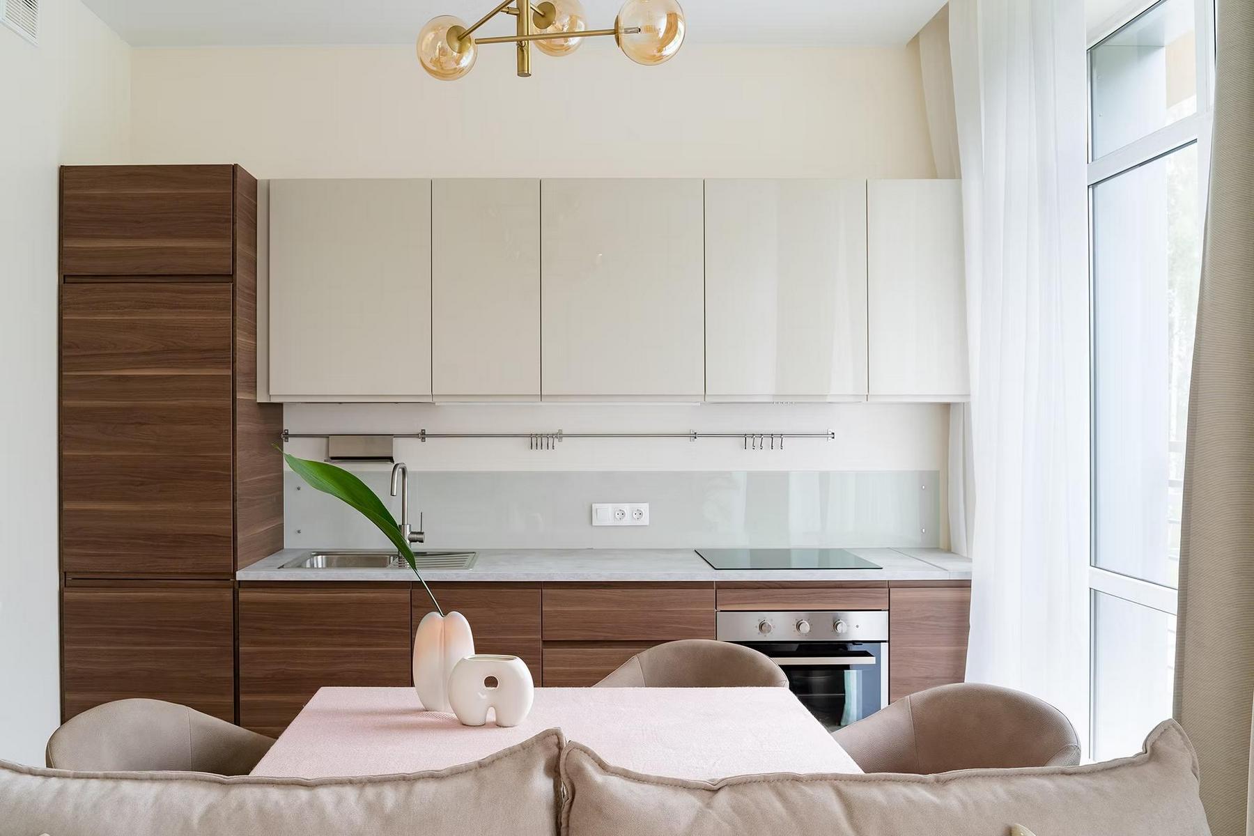 Bohém stílus, barátságos és otthonos enteriőr fiatal nő egyszobás lakásában Bohém stílus, barátságos és otthonos enteriőr fiatal nő egyszobás lakásában