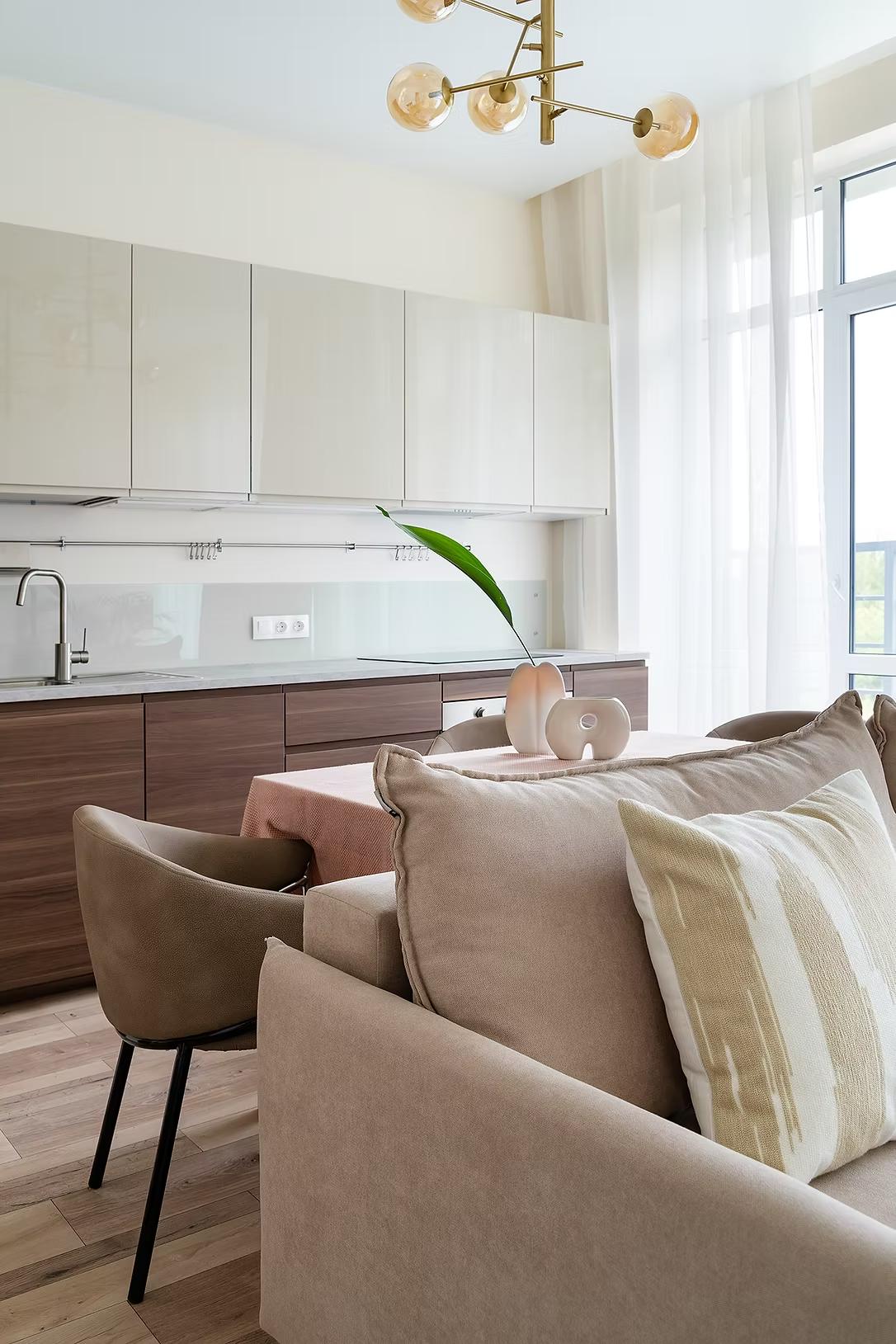 Bohém stílus, barátságos és otthonos enteriőr fiatal nő egyszobás lakásában Bohém stílus, barátságos és otthonos enteriőr fiatal nő egyszobás lakásában