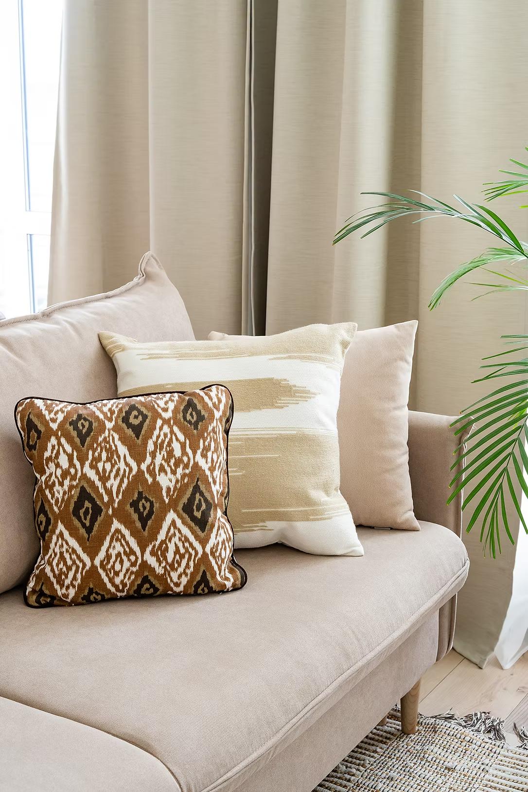 Bohém stílus, barátságos és otthonos enteriőr fiatal nő egyszobás lakásában Bohém stílus, barátságos és otthonos enteriőr fiatal nő egyszobás lakásában