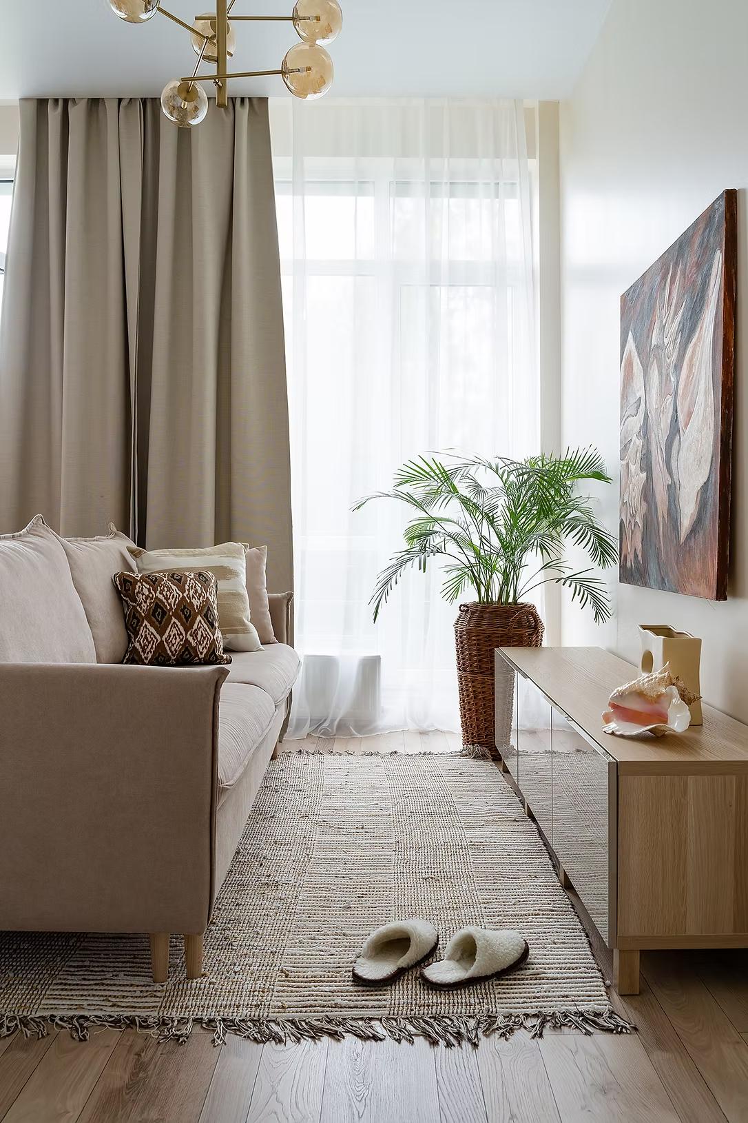 Bohém stílus, barátságos és otthonos enteriőr fiatal nő egyszobás lakásában Bohém stílus, barátságos és otthonos enteriőr fiatal nő egyszobás lakásában