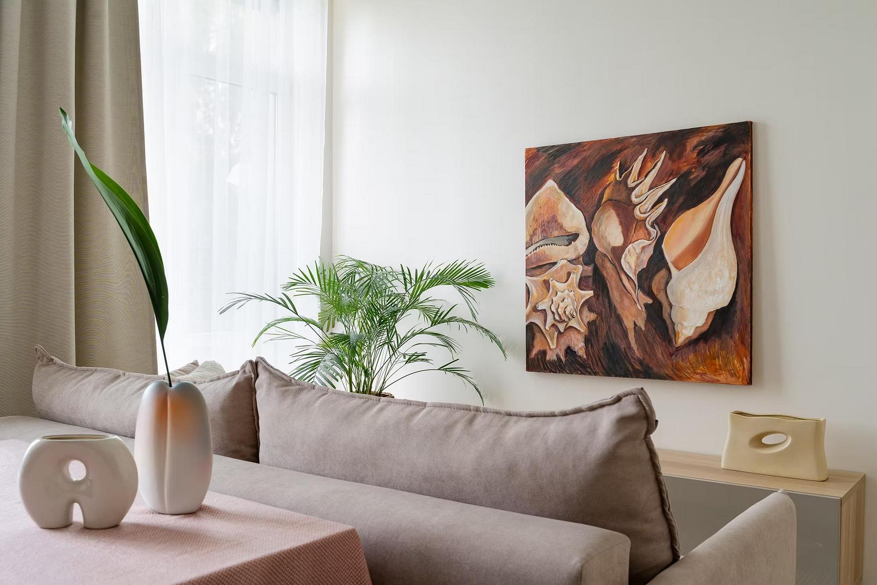 Bohém stílus, barátságos és otthonos enteriőr fiatal nő egyszobás lakásában Bohém stílus, barátságos és otthonos enteriőr fiatal nő egyszobás lakásában