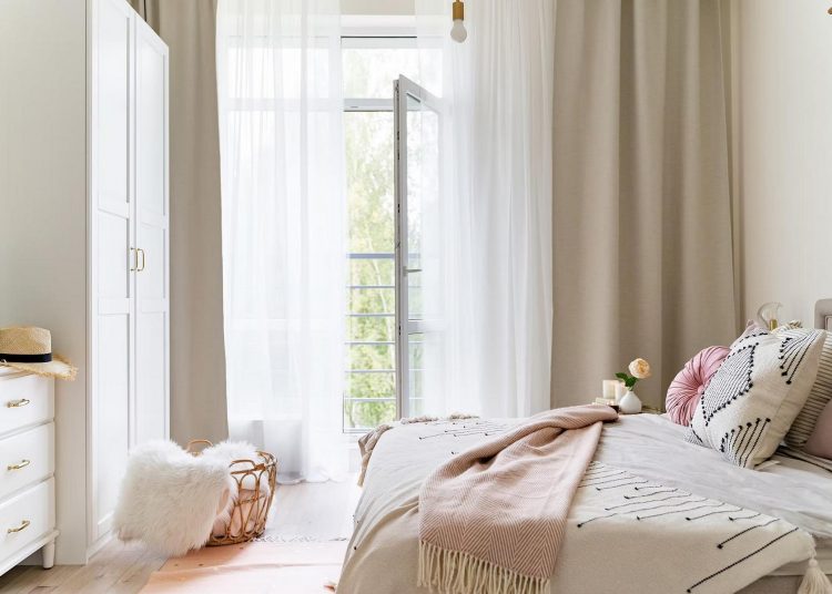 Bohém stílus, barátságos és otthonos enteriőr fiatal nő egyszobás lakásában