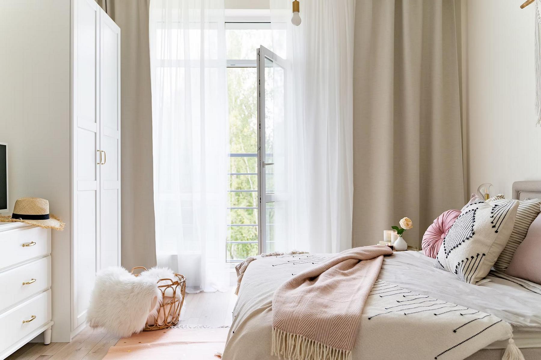 Bohém stílus, barátságos és otthonos enteriőr fiatal nő egyszobás lakásában Bohém stílus, barátságos és otthonos enteriőr fiatal nő egyszobás lakásában