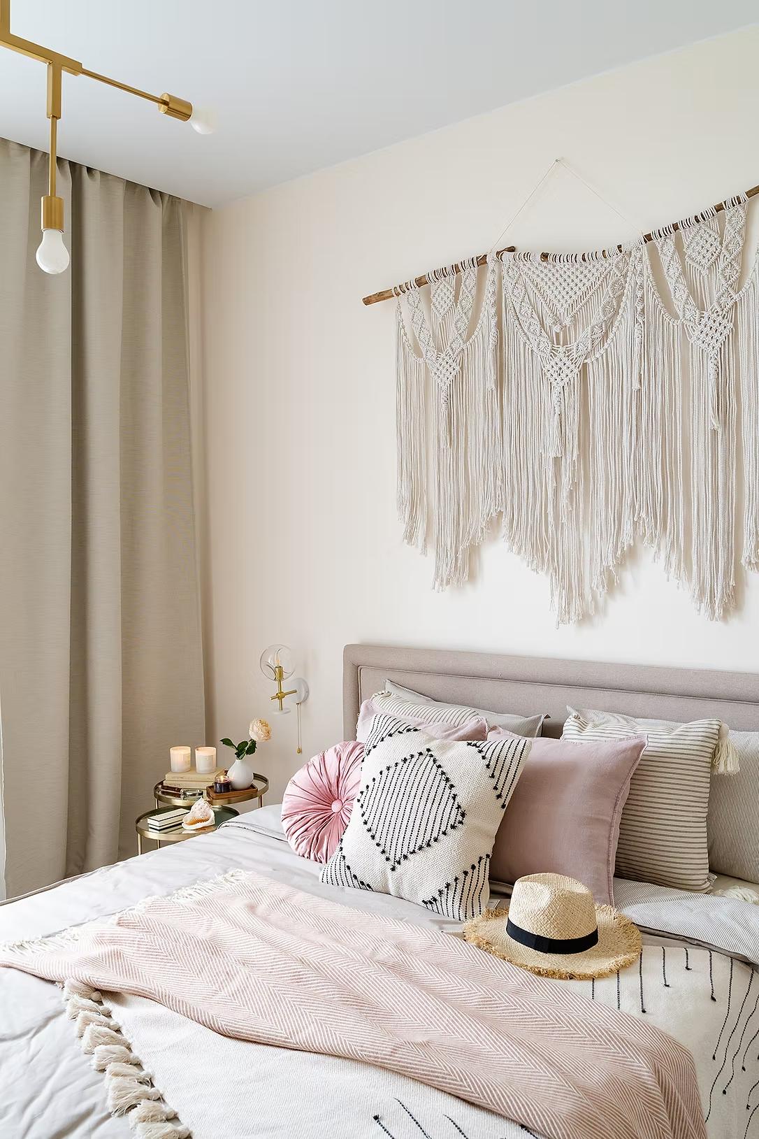 Bohém stílus, barátságos és otthonos enteriőr fiatal nő egyszobás lakásában Bohém stílus, barátságos és otthonos enteriőr fiatal nő egyszobás lakásában