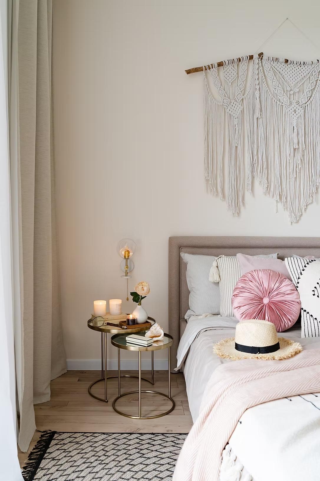 Bohém stílus, barátságos és otthonos enteriőr fiatal nő egyszobás lakásában Bohém stílus, barátságos és otthonos enteriőr fiatal nő egyszobás lakásában