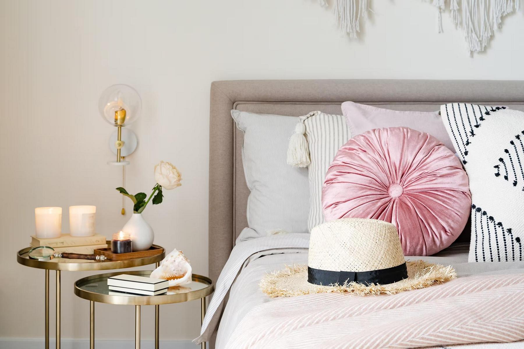 Bohém stílus, barátságos és otthonos enteriőr fiatal nő egyszobás lakásában Bohém stílus, barátságos és otthonos enteriőr fiatal nő egyszobás lakásában