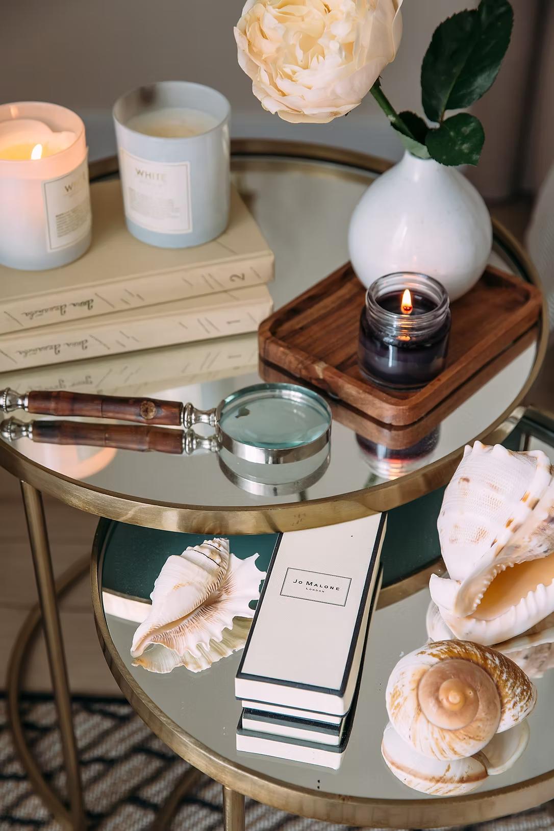 Bohém stílus, barátságos és otthonos enteriőr fiatal nő egyszobás lakásában Bohém stílus, barátságos és otthonos enteriőr fiatal nő egyszobás lakásában