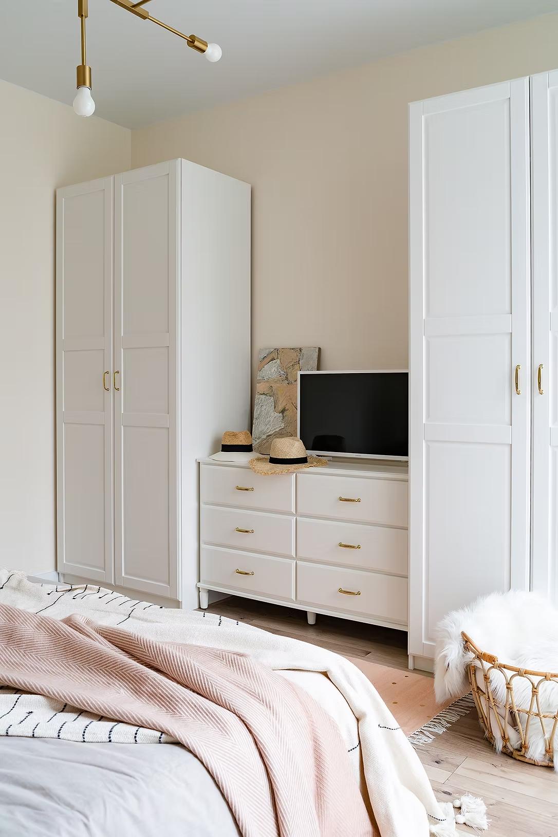 Bohém stílus, barátságos és otthonos enteriőr fiatal nő egyszobás lakásában Bohém stílus, barátságos és otthonos enteriőr fiatal nő egyszobás lakásában