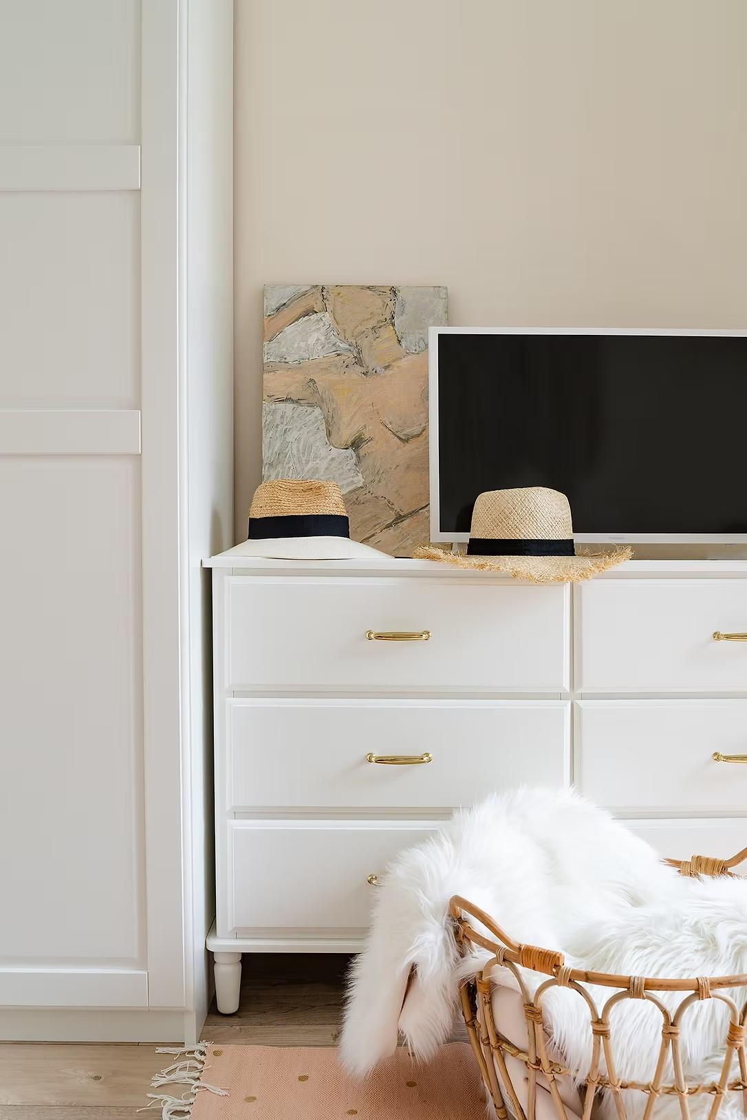 Bohém stílus, barátságos és otthonos enteriőr fiatal nő egyszobás lakásában Bohém stílus, barátságos és otthonos enteriőr fiatal nő egyszobás lakásában