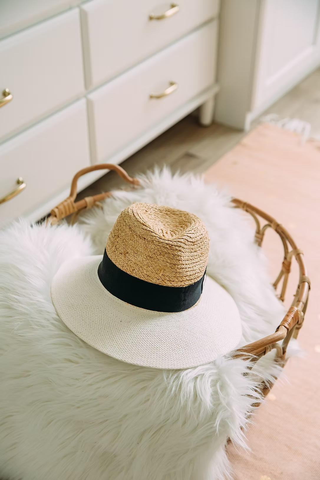 Bohém stílus, barátságos és otthonos enteriőr fiatal nő egyszobás lakásában Bohém stílus, barátságos és otthonos enteriőr fiatal nő egyszobás lakásában