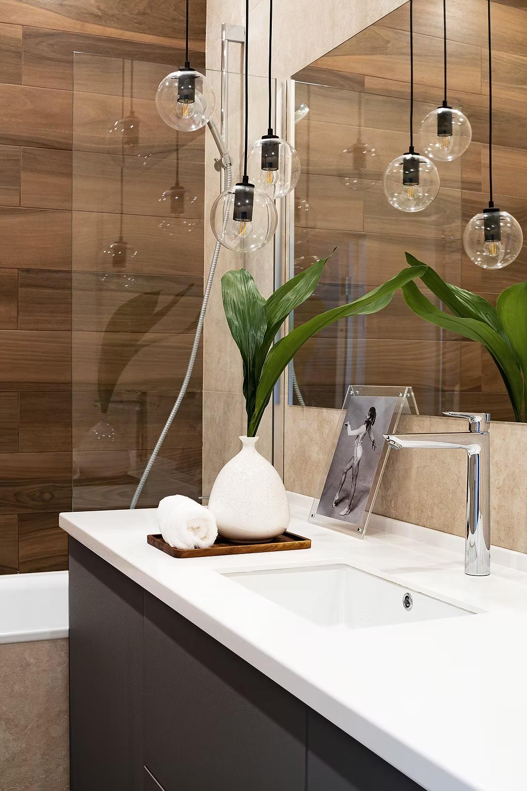 Bohém stílus, barátságos és otthonos enteriőr fiatal nő egyszobás lakásában Bohém stílus, barátságos és otthonos enteriőr fiatal nő egyszobás lakásában