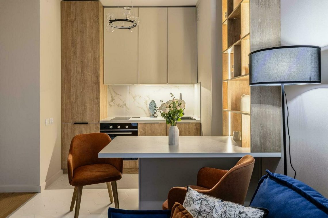 Egyszobás lakás átváltozása: kész burkolatokkal átvett ingatlanból dizájnos otthon