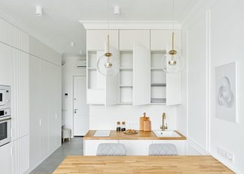 Elegáns hófehér és fa színvilág, díszlécek kis lakásban