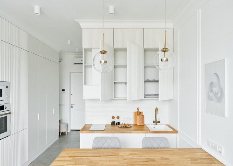 Elegáns hófehér és fa színvilág, díszlécek kis lakásban