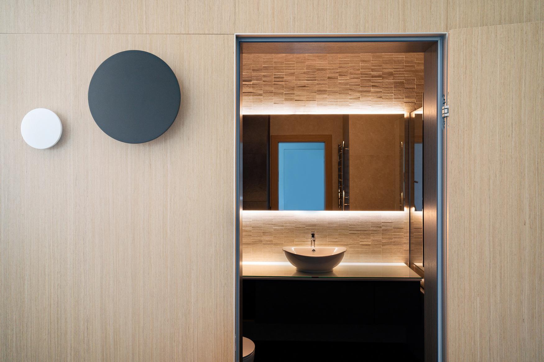 Extrák és túlköltekezés nélkül kellett stílusosan berendezni a férfi otthonát