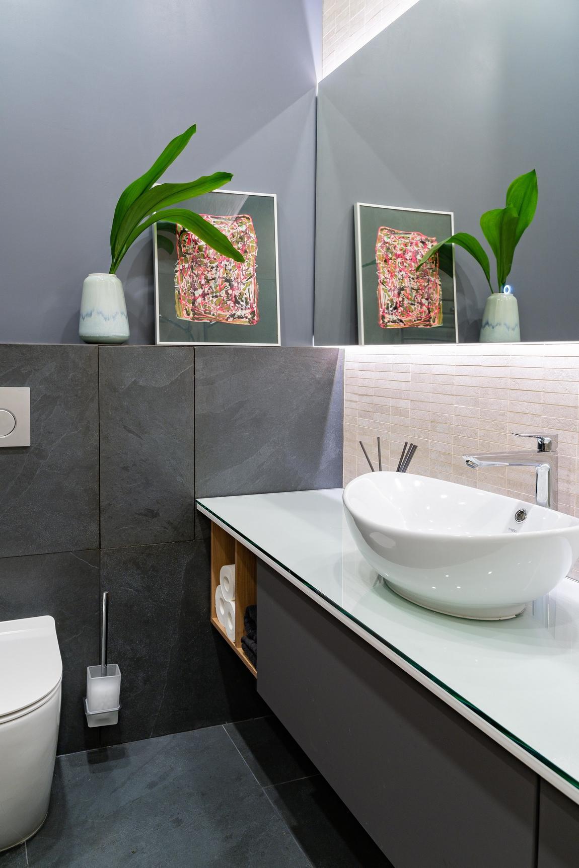 Extrák és túlköltekezés nélkül kellett stílusosan berendezni a férfi otthonát